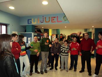 Momento de comienzo de los juegos en el centro joven de Guijuelo.